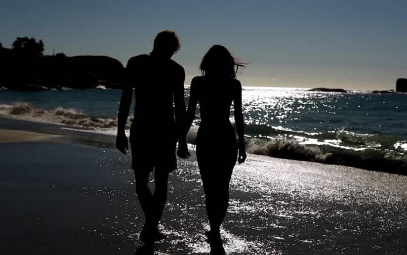 Berjalan di Pantai Malam Hari