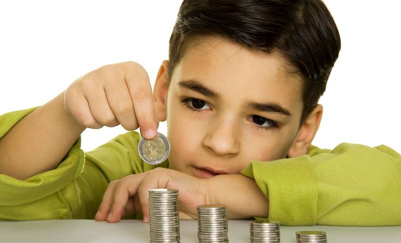 anak menghitung uang