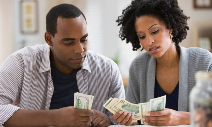 pasangan mengelola keuangan