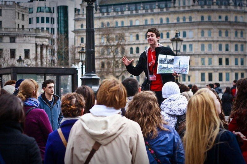 Tour Guide Turis Asing via staticflickr.com